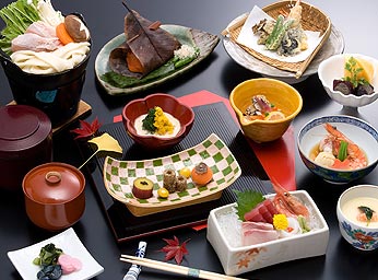 料理長が思いを込め、素材と技と器が三位一体になって完成された料理は熟練の技の賜物。
山菜や天然の鮎、野菜を贅沢に使用した
四季折々の“旬の秩父”をぜひご堪能ください。