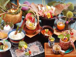 季節の前菜、川魚の塩焼き、地野菜を用いた旬の味・・・最後まで美味しく召し上がっていただけるよう、職人の腕と真心を込めてご用意します。
