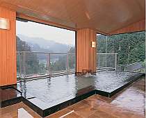 男子展望大浴場「牽牛の湯」
植林された緑の山々を見渡せる展望大浴場です。