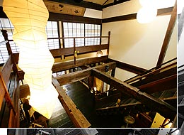 「歴史を感じる吹き抜け」
木造2階建て、エレベーターはございません。